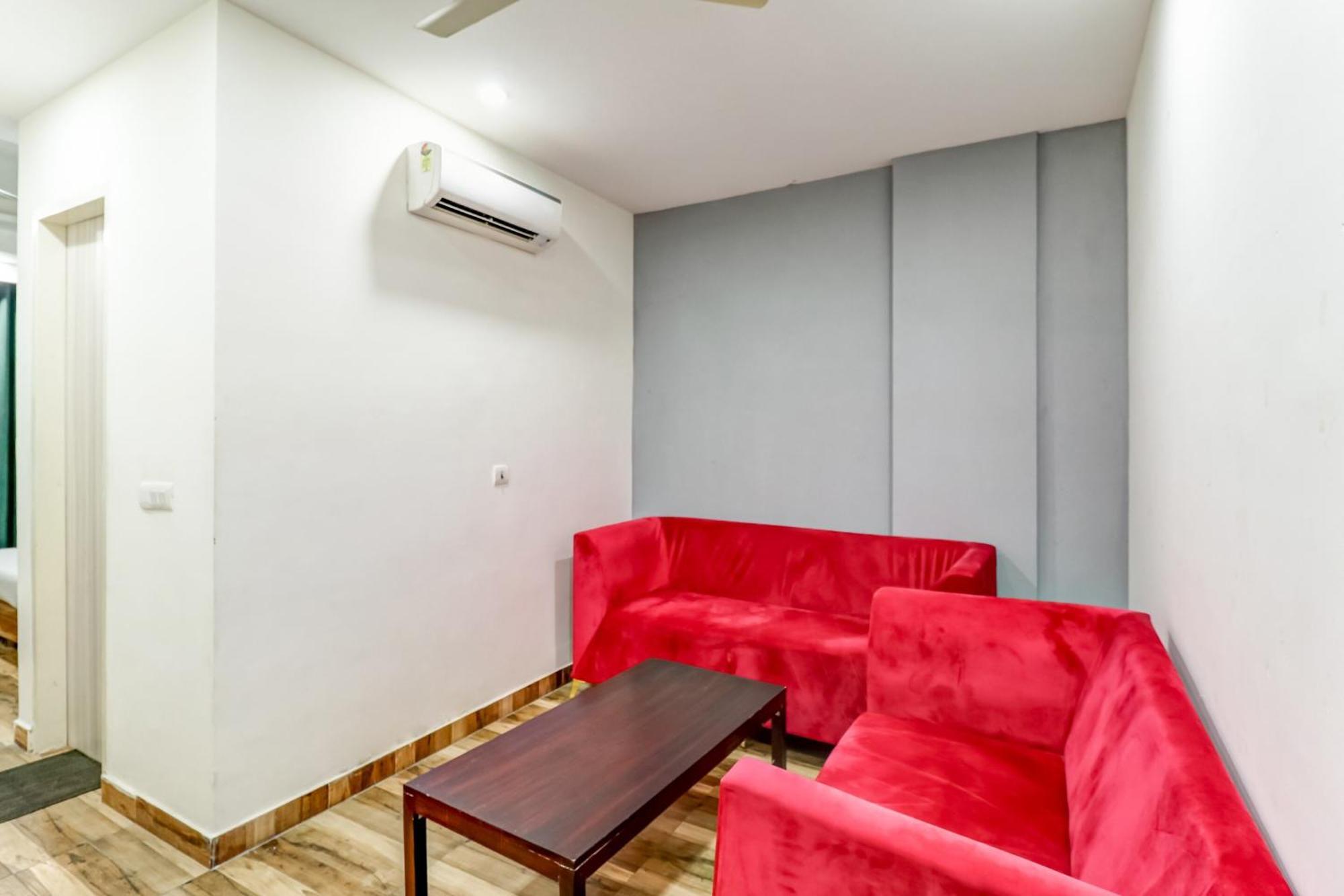 Townhouse Skylight Near Medanta Hospital 호텔 구르가온 외부 사진